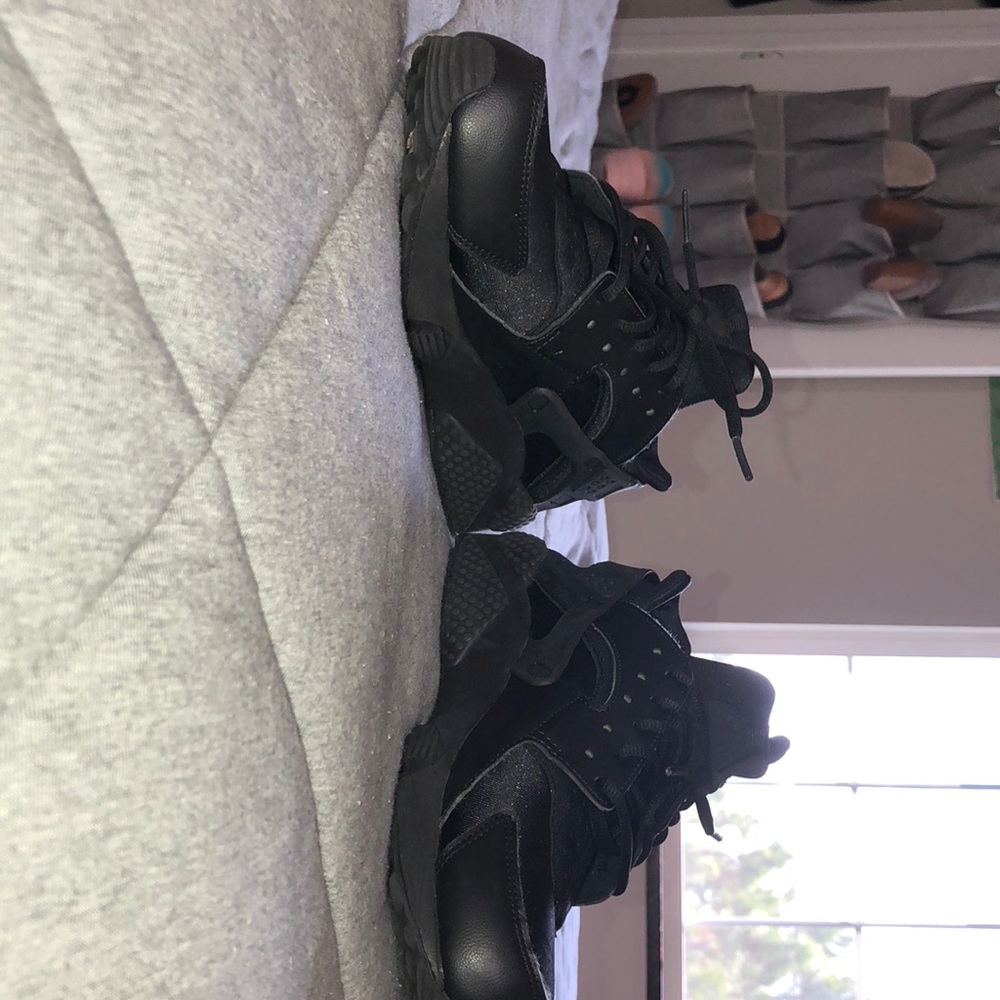 Black nike air huaraches